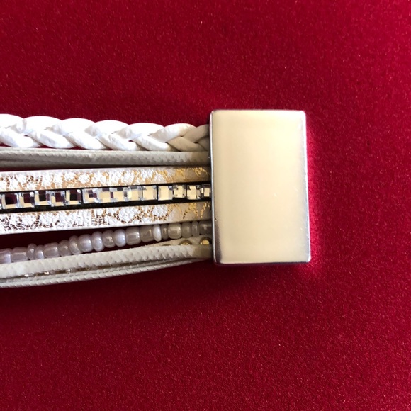 Magnetic bracelet with button and bead accents. - Picture 5 of 8